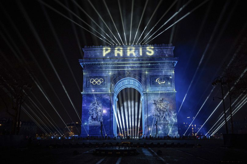 Pokaz świetlny na Łuku Triumfalnym podczas obchodów Nowego Roku na Polach Elizejskich w Paryżu, styczeń 2024 r.
