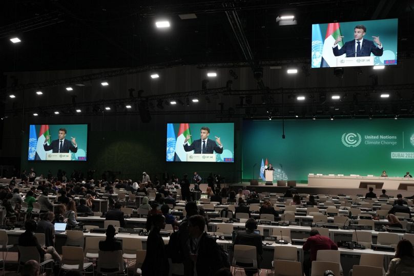 Prezydent Francji Emmanuel Macron przemawia podczas sesji plenarnej szczytu klimatycznego ONZ COP28, grudzień 2023 r.