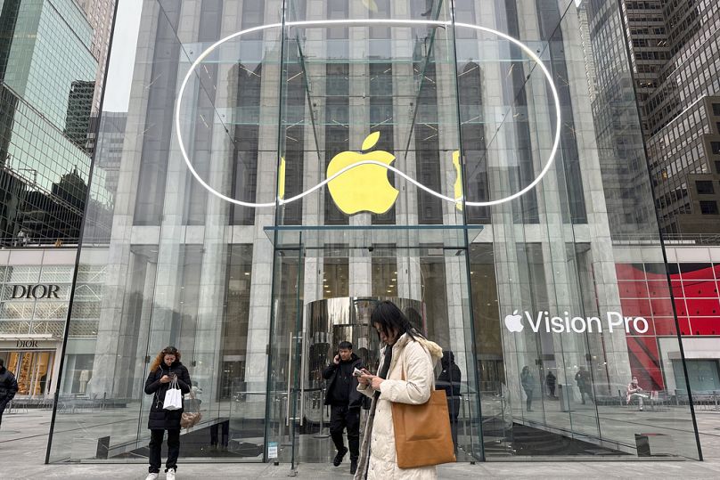 Sklep Apple przy 5th Avenue w Nowym Jorku, marzec 2024 r