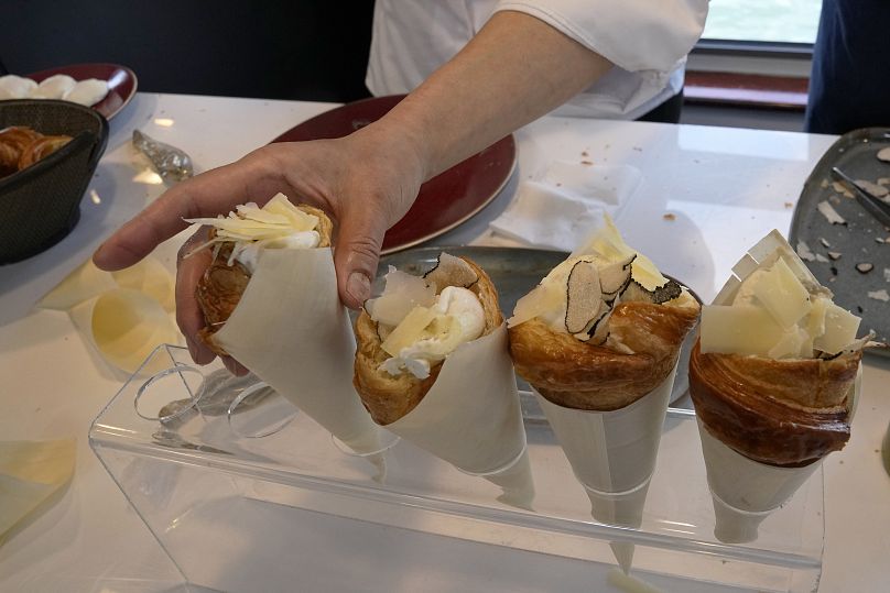 Skręcone rogaliki z puree z karczochów, jajkiem w koszulce, truflą i serem, stworzone przez francuską szefową kuchni Amandine Chaignot, można zobaczyć 30 kwietnia 2024
