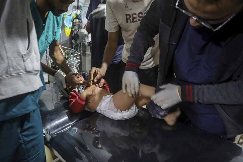 Palestyńskie dziecko ranne w izraelskim bombardowaniu Strefy Gazy zostaje przewiezione do szpitala w Rafah, 10 maja 2024 r.