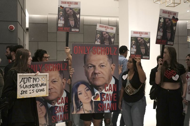 Zwolennicy zaginionej Izraelki Shani Louk trzymają plakaty wzywające kanclerza Niemiec Olafa Scholza do pomocy w jej powrocie, wtorek, 17 października 2023 r.