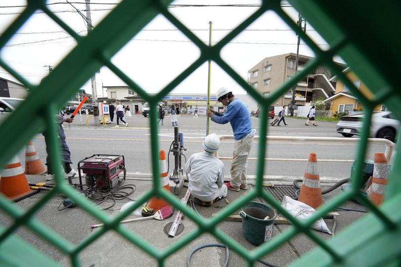 We wtorek pracownicy ustawili barykadę w pobliżu sklepu spożywczego Lawson z górą Fuji w tle