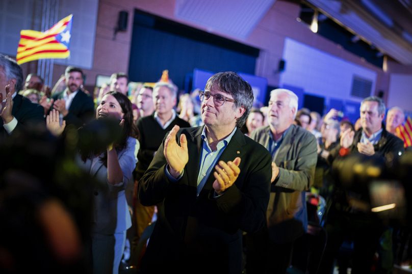 Były prezydent regionu Carles Puigdemont bije brawo podczas wiecu wyborczego w Argelers we Francji, środa, 8 maja 2024 r.