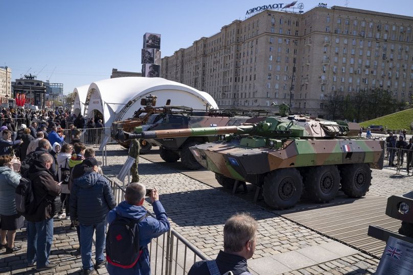 Zwiedzający oglądają francuski pojazd opancerzony AMX-10RC na wystawie zachodniego sprzętu wojskowego zdobytego przez siły kijowskie, Moskwa, piątek, 3 maja 2024 r.