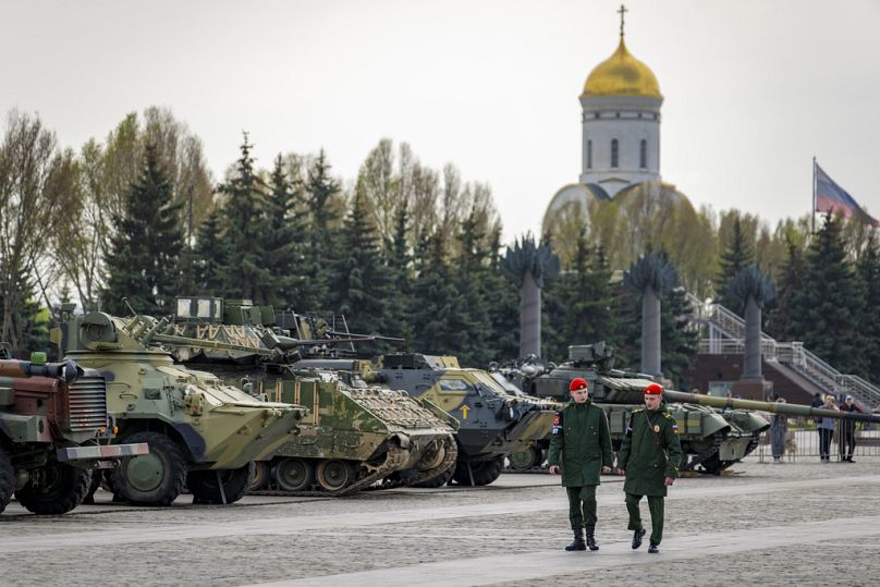 Żandarmeria wojskowa pilnuje wystawy czołgów, transporterów opancerzonych i dział ukraińskich sił zbrojnych zdobytych podczas walk.  Moskwa, Rosja, 26 kwietnia 2024 r.