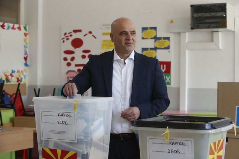 Dimitar Kovacevski, przywódca rządzącej Partii Socjaldemokratycznej (SDSM), oddaje swoje głosy w lokalu wyborczym w Skopje w Macedonii Północnej, w środę, 8 maja 2024 r.