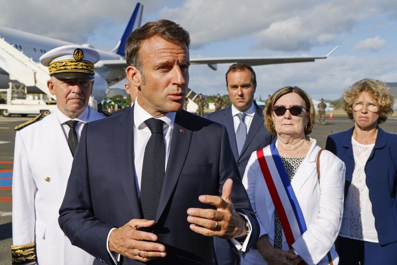 Prezydent Francji Emmanuel Macron rozmawia z prasą po przybyciu na międzynarodowe lotnisko Noumea – La Tontouta w Noumea w Nowej Kaledonii, czwartek, 23 maja 2024 r.