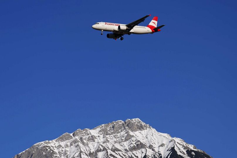 Najlepsze z europejskich linii lotniczych: samolot Austrian Airlines przelatuje nisko nad Alpami na podejściu do lotniska w Innsbrucku w Austrii