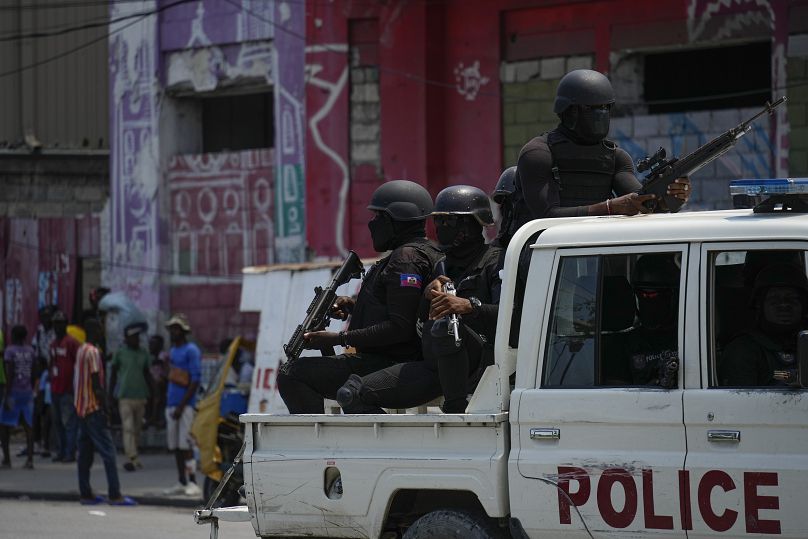 Policja patroluje obszar Champ de Mars w Port-au-Prince na Haiti, środa, 24 kwietnia 2024 r.