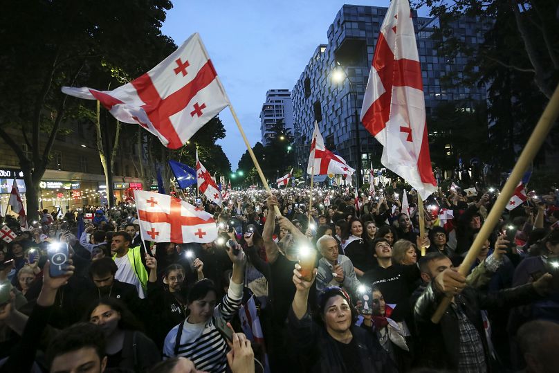 Demonstranci zbierają się podczas protestu opozycji przeciwko ustawie o wpływach zagranicznych w Tbilisi, 26 maja 2024 r.