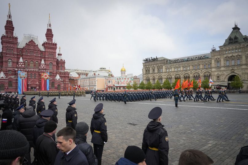 Rosyjscy żołnierze maszerują podczas parady wojskowej z okazji Dnia Zwycięstwa w Moskwie, Rosja, czwartek, 9 maja 2024 r.