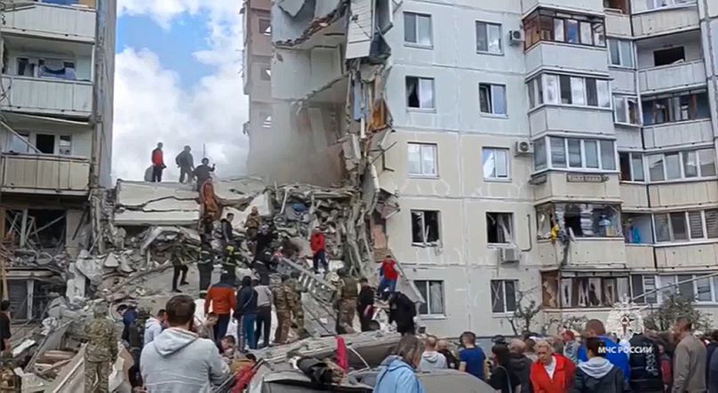 Rosyjskie służby ratunkowe pracują na miejscu częściowo zawalonego bloku mieszkalnego, który według władz został trafiony podczas ukraińskiego ostrzału w Biełgorodzie w Rosji