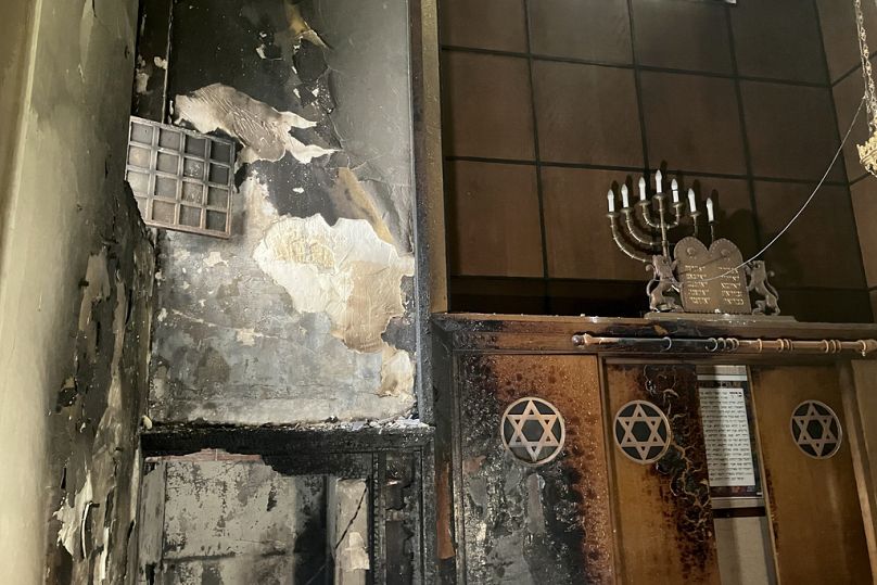 Widok na synagogę, w której podejrzany jest mężczyzna uzbrojony w nóż i metalowy pręt, o podpalenie, piątek, 17 maja 2024 r. w Rouen, Francja.