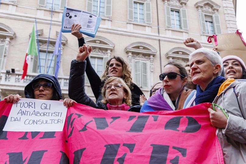 PLIK – Protest kobiet przed włoskim Senatem w Rzymie, poniedziałek, 22 kwietnia 2024 r.