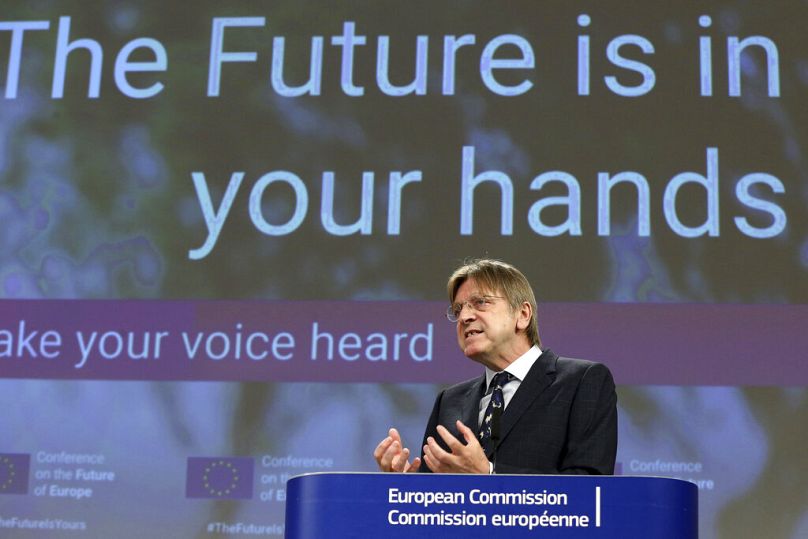 Poseł do Parlamentu Europejskiego Guy Verhofstadt w siedzibie UE w Brukseli, poniedziałek, 19 kwietnia 2021 r.