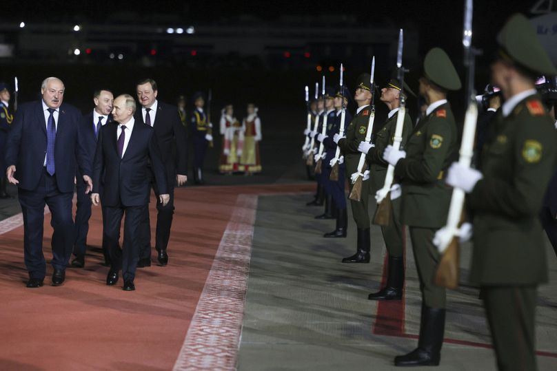 Prezydent Rosji Władimir Putin (z prawej) słucha prezydenta Białorusi Aleksandra Łukaszenki po jego przybyciu na międzynarodowe lotnisko w Mińsku na Białorusi, 23 maja 2024 r.