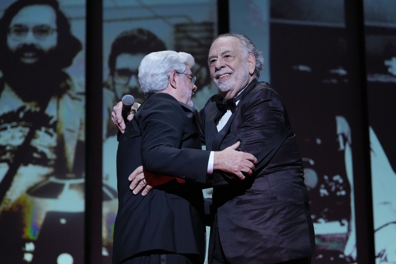 Francis Ford Coppola i George Lucas reagują podczas ceremonii wręczenia nagród na 77. Festiwalu Filmowym w Cannes w południowej Francji, 25 maja 2024 r.