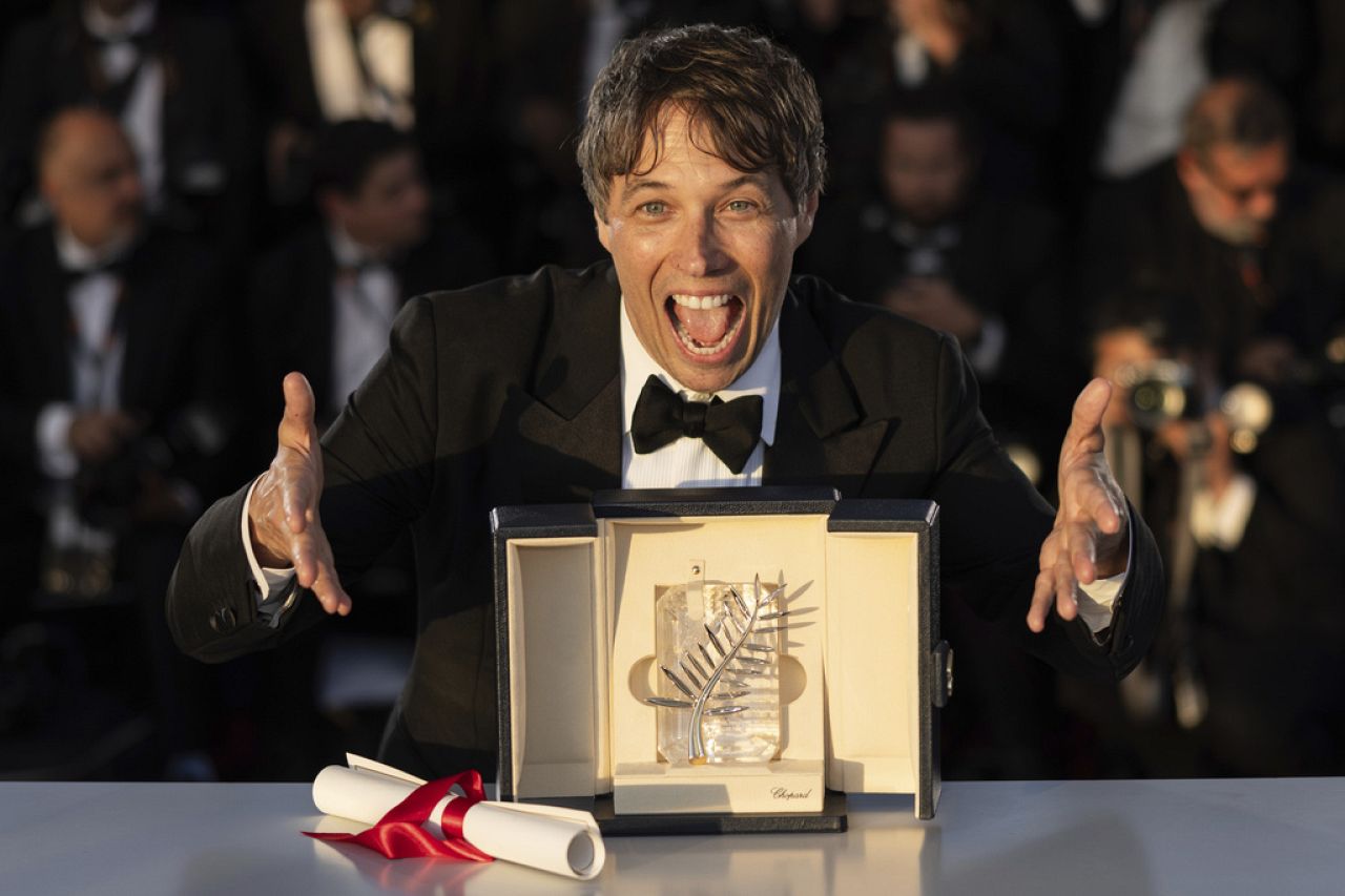 Sean Baker, zdobywca Złotej Palmy za film „Anora”, pozuje podczas sesji zdjęciowej po ceremonii wręczenia nagród na 77. Festiwalu Filmowym w Cannes