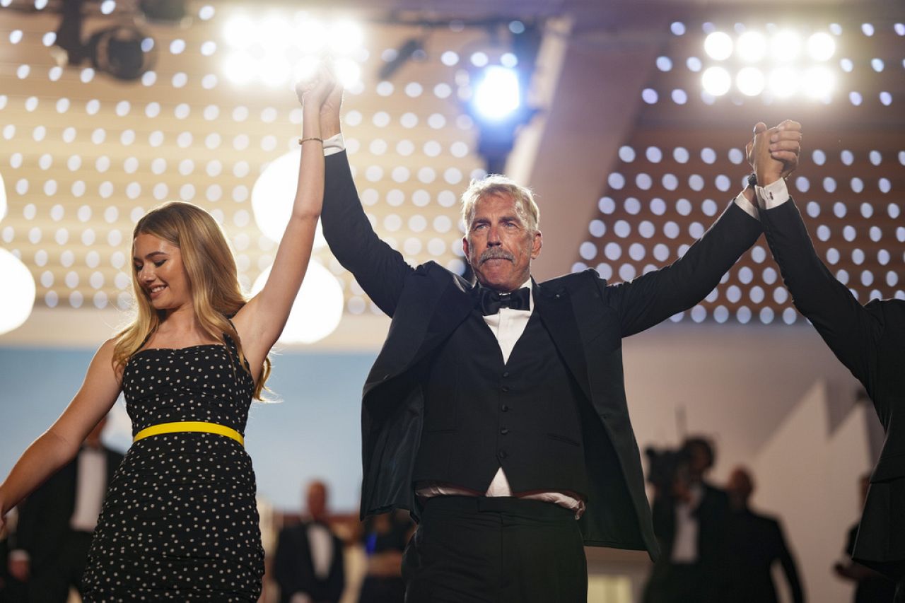 Georgia MacPhail i Kevin Costner pozują na premierze filmu „Horizon: An American Saga” podczas 77. Festiwalu Filmowego w Cannes w południowej Francji, 19 maja 2024 r.