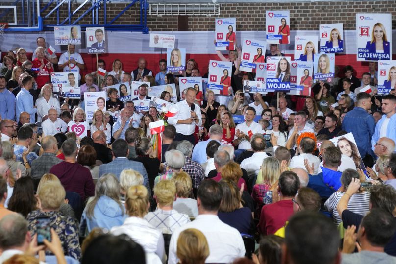 Główny lider polskiej opozycji Donald Tusk rozmawia z kibicami podczas wiecu wyborczego w Pruszkowie, październik 2023 r.