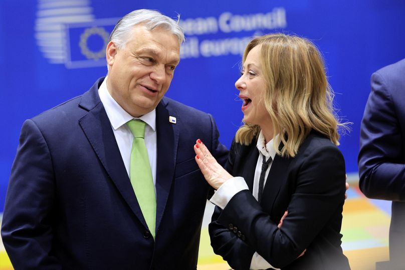 Premier Węgier Viktor Orban (po lewej) rozmawia z premier Włoch Giorgią Meloni podczas spotkania przy okrągłym stole na szczycie UE w Brukseli, marzec 2024 r.