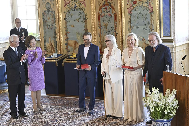 ABBA z królem Szwecji Carlem Gustafem i królową Sylwią podczas ceremonii w Pałacu Królewskim w Sztokholmie 31 maja