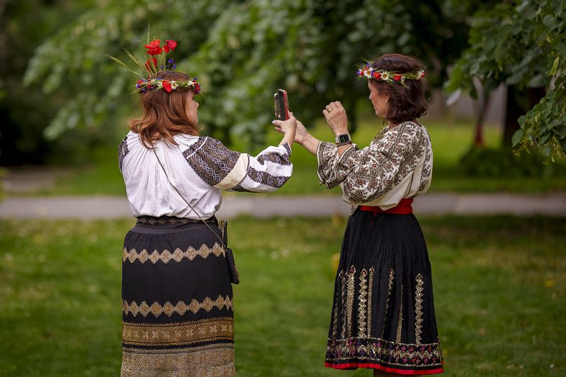 Kobiety noszące tradycyjne rumuńskie bluzki, znane w języku rumuńskim jako an 