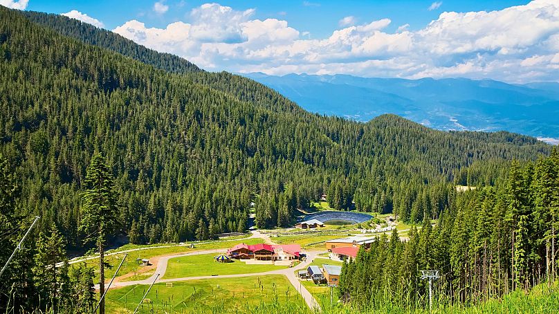 Latem Bansko staje się rajem dla miłośników pieszych wędrówek.