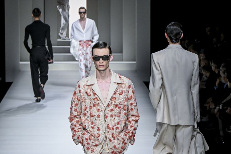 Modelki prezentują się w kreacjach inspirowanych kwiatami dla Dolce & Gabbana 