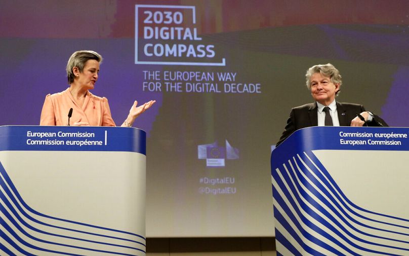 Wiceprzewodnicząca wykonawcza Europy Margrethe Vestager i europejski komisarz ds. rynku wewnętrznego Thierry Breton przemawiają dla mediów w Brukseli, marzec 2021 r.