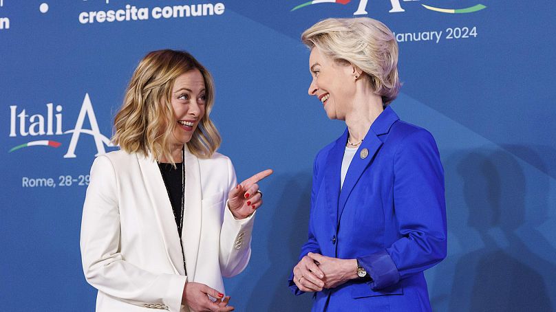 Talian Premier Giorgia Meloni (po lewej) dzieli się radosnym momentem, witając przewodniczącą Komisji Europejskiej Ursulę von der Leyen 29 stycznia 2024 r.