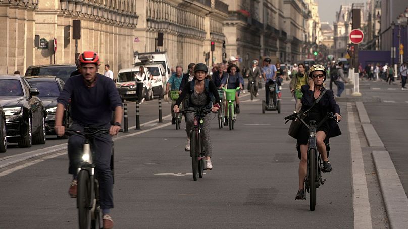 Ludzie jeżdżą na rowerze ulicą Rivoli w Paryżu, wrzesień 2023 r. 