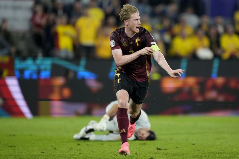 Belg Kevin De Bruyne świętuje po zdobyciu drugiego gola dla swojej drużyny podczas meczu grupy E pomiędzy Belgią a Rumunią na turnieju piłki nożnej Euro 2024 w Kolonii.