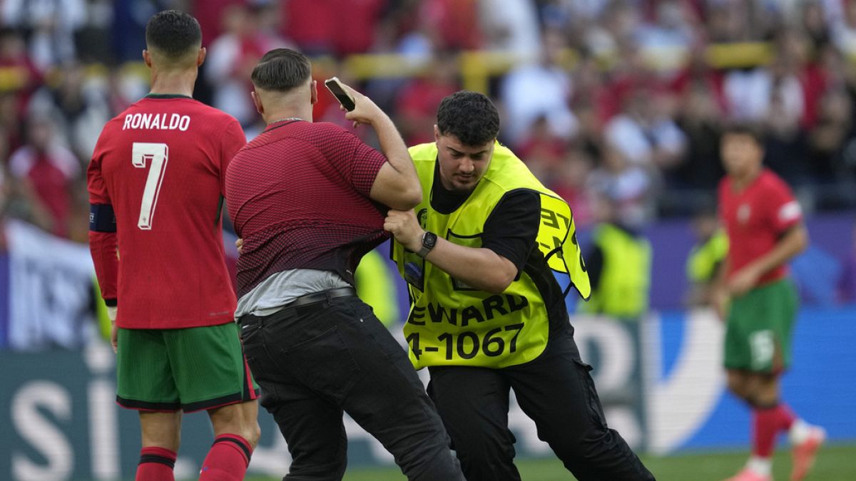 Steward catches a pitch invader that ran to Portugal