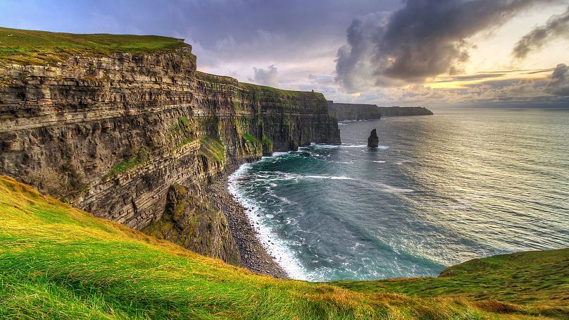 Udaj się na Klify Moher w Irlandii, aby podziwiać wspaniałe widoki.