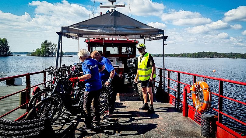 Prom rowerowy zabiera dwudziestu pasażerów i kursuje raz dziennie w dwóch kierunkach.