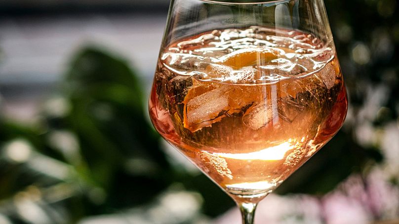 Różowe wino spritz z lodem 