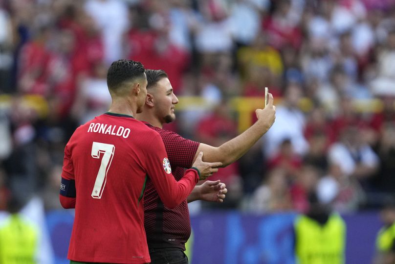 Włamywacz na boisko robi sobie selfie z Portugalczykiem Cristiano Ronaldo podczas meczu grupy F pomiędzy Turcją a Portugalią na turnieju piłki nożnej Euro 2024 w Dortmundzie w Niemczech.