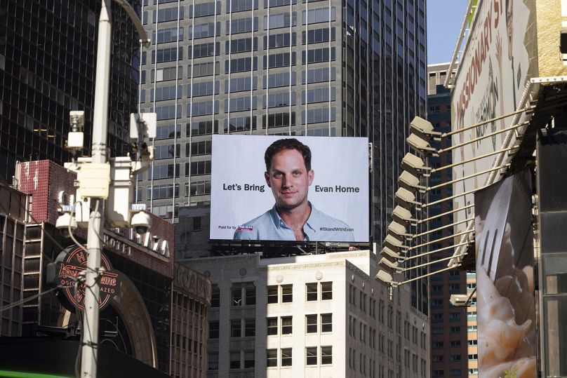 Billboard wzywający do uwolnienia reportera „Wall Street Journal” Evana Gerszkowicza na Times Square w Nowym Jorku w pierwszą rocznicę jego uwięzienia w Rosji.