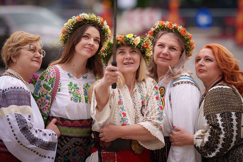 Kobiety noszące tradycyjne rumuńskie bluzki, znane w języku rumuńskim jako an 