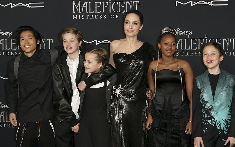 Angelina Jolie, trzecia z prawej, i jej dzieci, od lewej: Pax Jolie-Pitt, Shiloh Jolie, Vivienne Jolie-Pitt, Zahara Jolie-Pitt i Knox Jolie-Pitt w 2019 r.