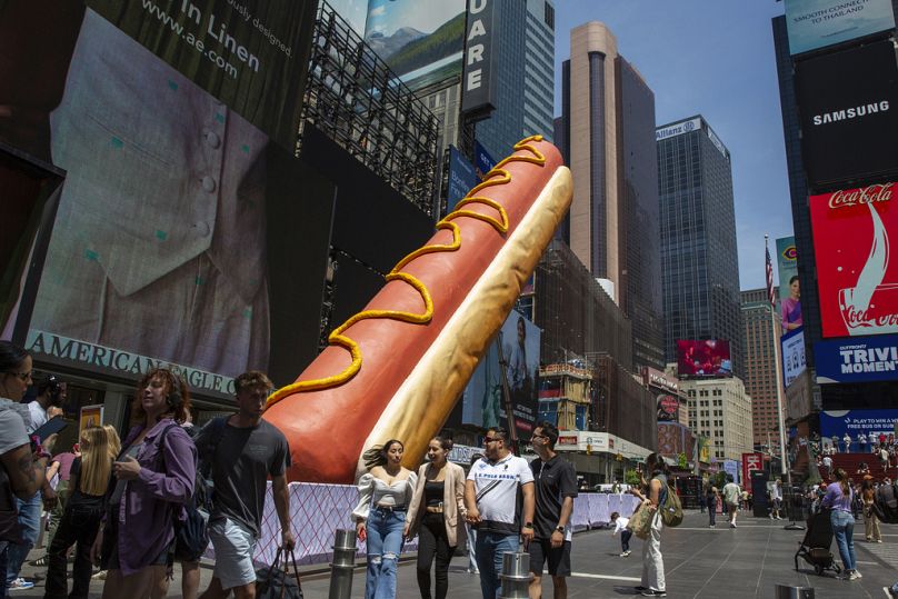 65-metrowa rzeźba zatytułowana Hot Dog in the City autorstwa artystów Jen Catron i Paula Outlawa znajduje się na Times Square w Nowym Jorku, maj 2024 r.