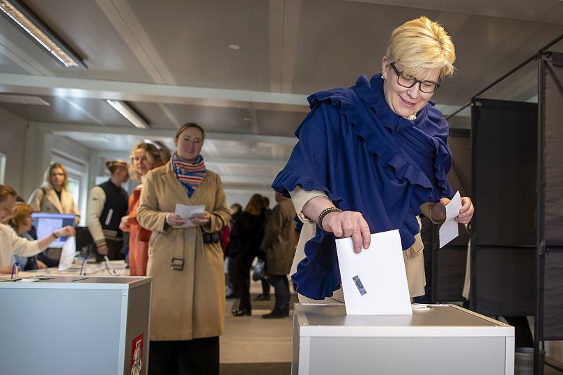 Premier Ingrida Šimonytė, sfotografowana tutaj podczas pierwszej tury głosowania 9 maja, przyznała się do porażki późnym wieczorem w niedzielę