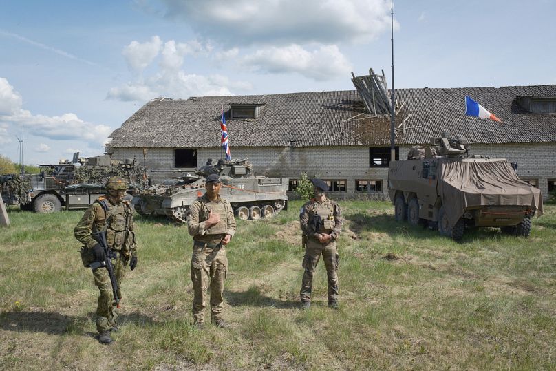 Od lewej żołnierze z Estonii, Wielkiej Brytanii i Francji biorą udział w ćwiczeniach NATO Spring Storm w Kilingi-Nomme w Estonii, środa, 15 maja 2024 r.