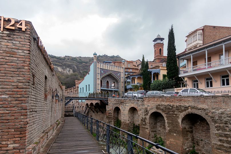 Jeśli szukasz taniego relaksu, zarezerwuj sesję w jednym ze spa w stylu perskim w okolicy Abanotubani.