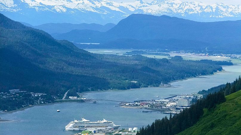 Statek wycieczkowy zacumowany w pobliżu centrum Juneau na Alasce, niedziela, czerwiec 2017 r. 