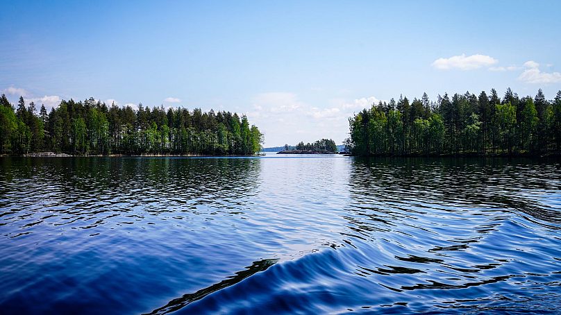 Błękitne jeziora i pokryte lasami skaliste wyspy to typowy widok na Jezioro Saimaa.