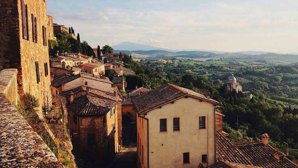 Applicants will receive between €10,000 and €30,000 to buy a house in a mountain town.