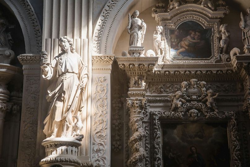 Katedra w Lecce i Bazylika Santa Croce to dwie z najbardziej ozdobnych budowli bogatych w rzeźby przedstawiające sceny religijne, zwierzęta i liście.